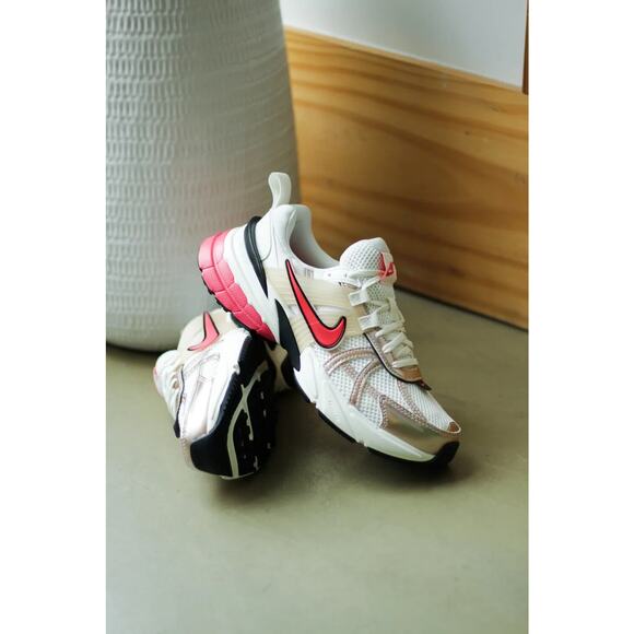 NEW Nike V2K Run Guava Ice Aster Pink White Womens Size 7.5 US HJ7389 838 NIB - Picture 1 of 7